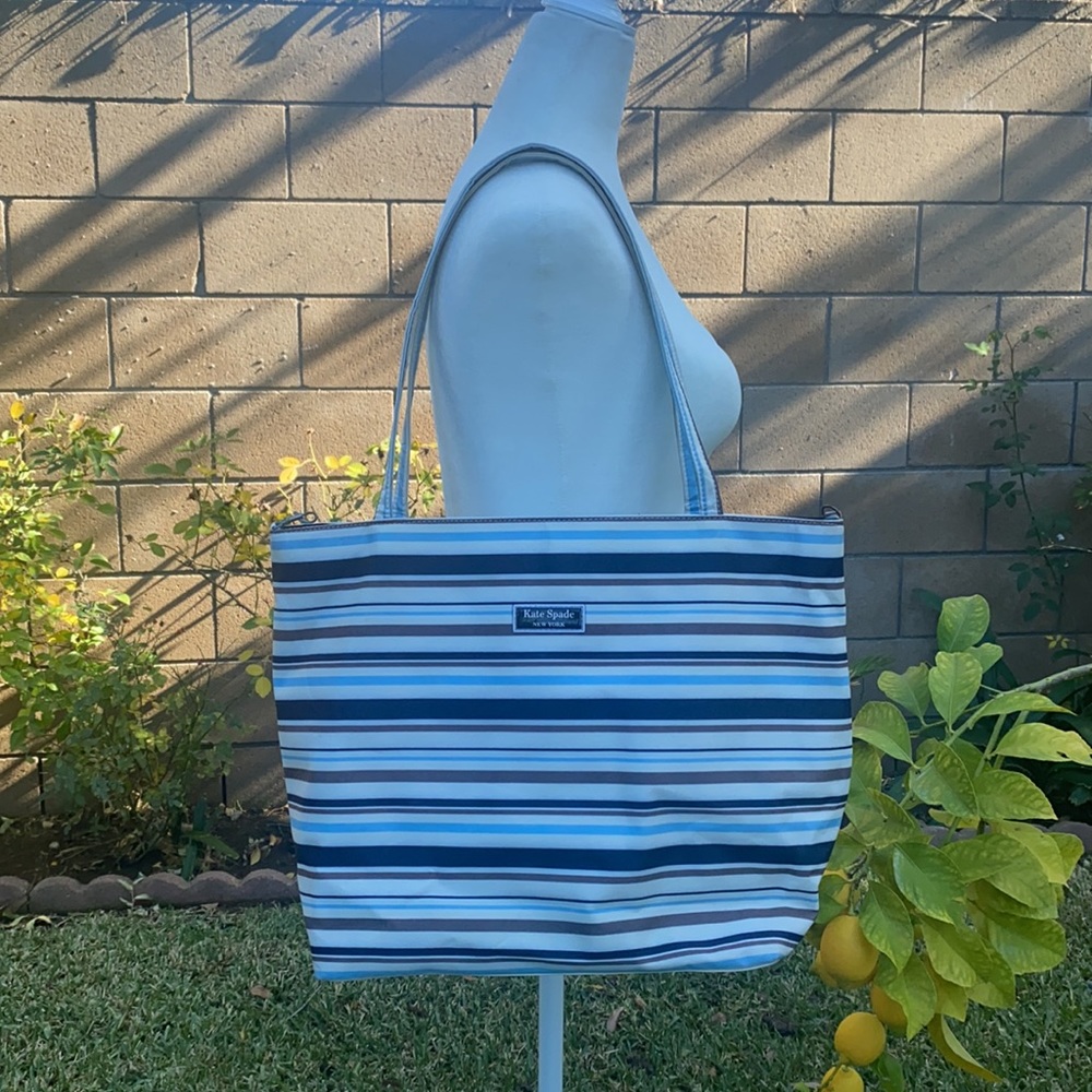 Kate Spade New Yorklined and zip shopping tote 18in in width 12in length